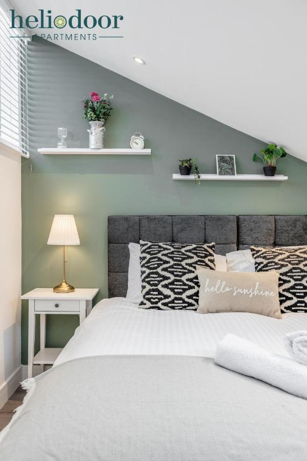 Apartment Apartments, Sleeps Up To 5, Free Parking, Free Wifi & Movies, 7 Mins Drive To Central Station For Direct Trains To London & The North *