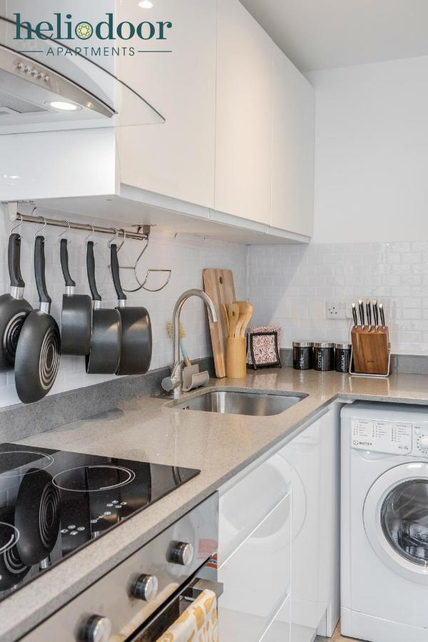 Apartments, Sleeps Up To 5, Free Parking, Free Wifi & Movies, 7 Mins Drive To Central Station For Direct Trains To London & The North Apartment *