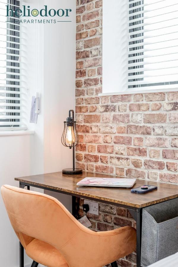 Apartments, Sleeps Up To 5, Free Parking, Free Wifi & Movies, 7 Mins Drive To Central Station For Direct Trains To London & The North Apartment