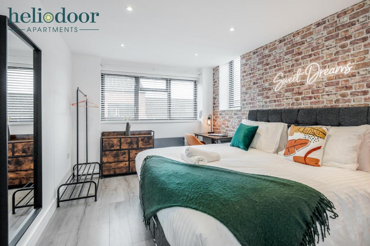Apartments, Sleeps Up To 5, Free Parking, Free Wifi & Movies, 7 Mins Drive To Central Station For Direct Trains To London & The North Apartment *