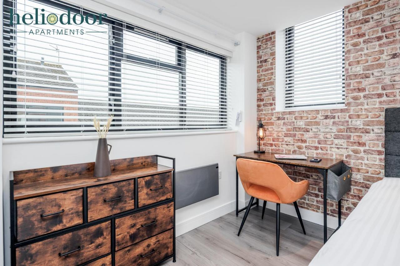 Apartments, Sleeps Up To 5, Free Parking, Free Wifi & Movies, 7 Mins Drive To Central Station For Direct Trains To London & The North * Milton Keynes