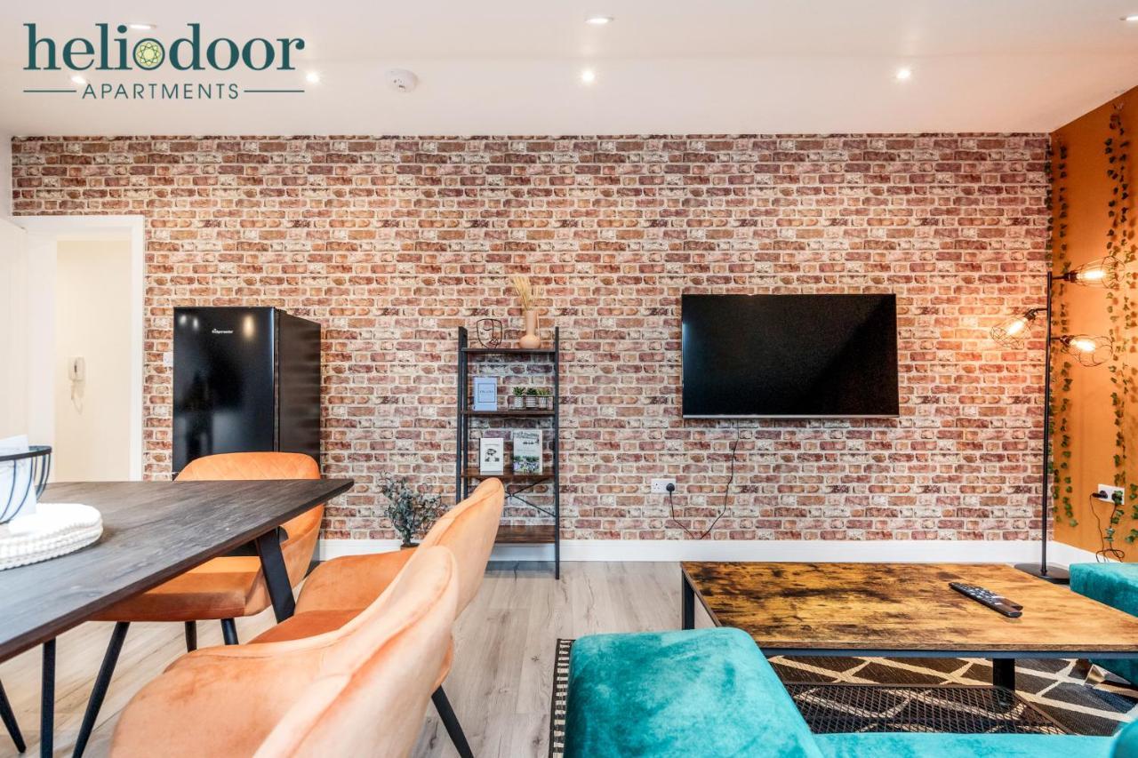 Apartments, Sleeps Up To 5, Free Parking, Free Wifi & Movies, 7 Mins Drive To Central Station For Direct Trains To London & The North Apartment *
