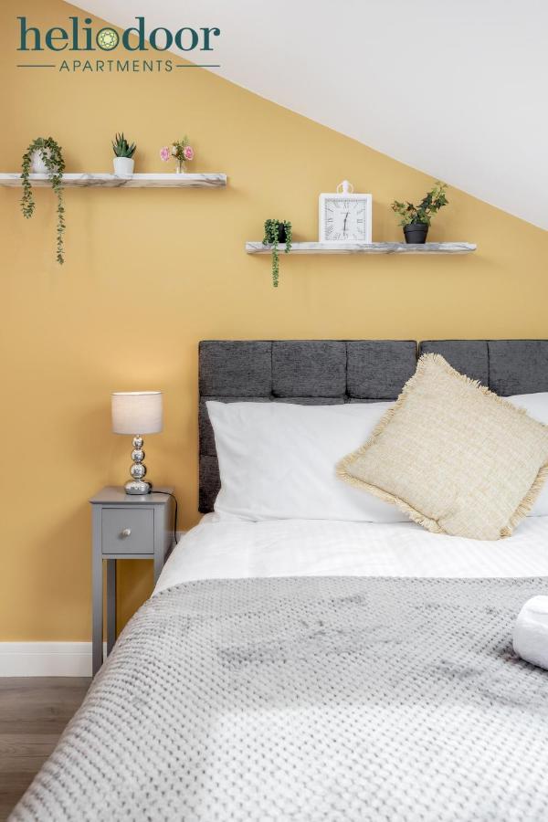 Apartments, Sleeps Up To 5, Free Parking, Free Wifi & Movies, 7 Mins Drive To Central Station For Direct Trains To London & The North