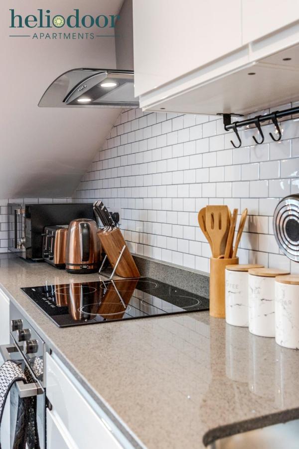 Apartments, Sleeps Up To 5, Free Parking, Free Wifi & Movies, 7 Mins Drive To Central Station For Direct Trains To London & The North Apartment