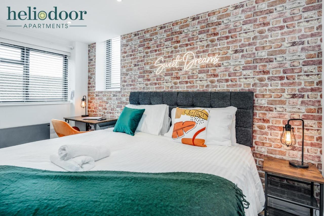 Apartments, Sleeps Up To 5, Free Parking, Free Wifi & Movies, 7 Mins Drive To Central Station For Direct Trains To London & The North Apartment *