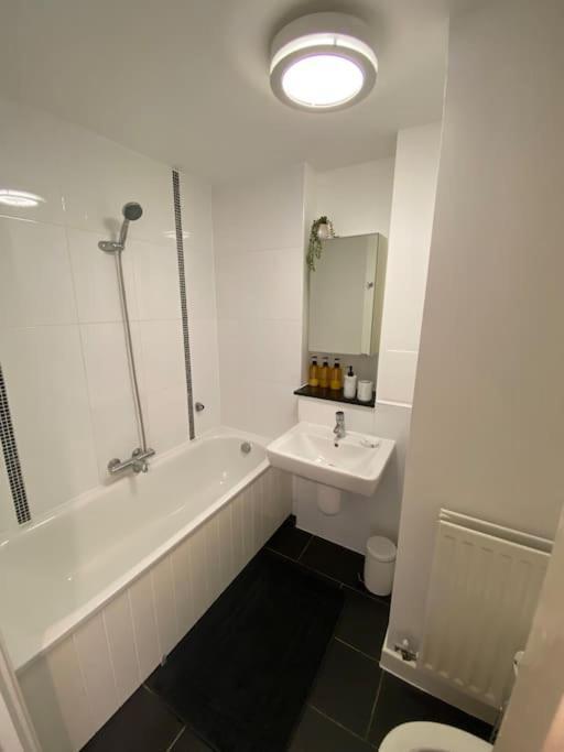 Modern 2 Bed In Mk, Free Parking, Smart Tv, Chelsea House * Milton Keynes