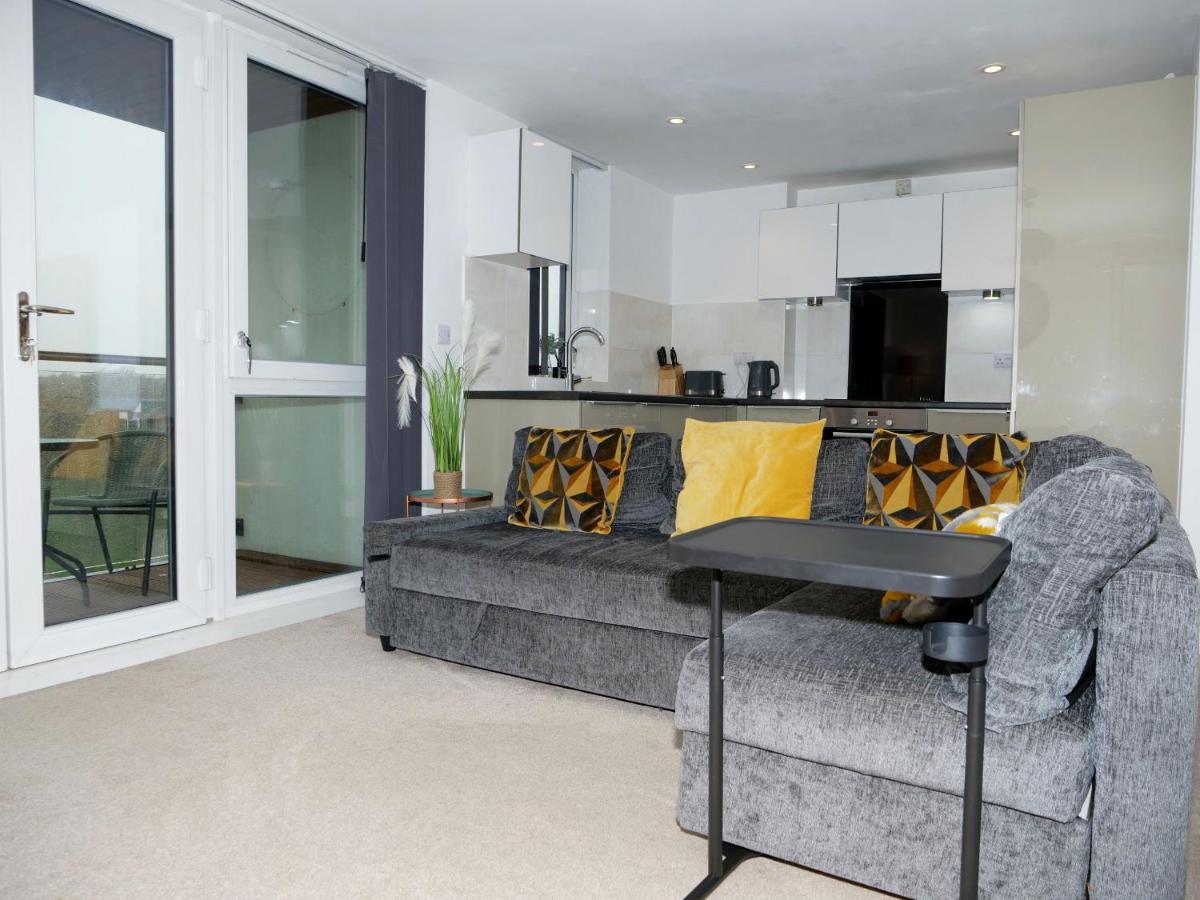 Stylish Mk - Two Bedroom - En - Balcony Milton Keynes