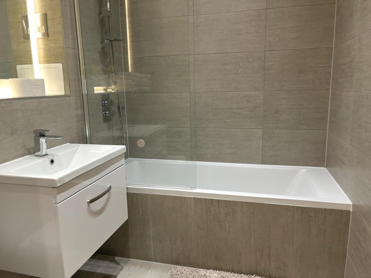 Apartment Lovely 2 Double Bedroom Flat With Free Parking - At The Atrium Mk Milton Keynes
