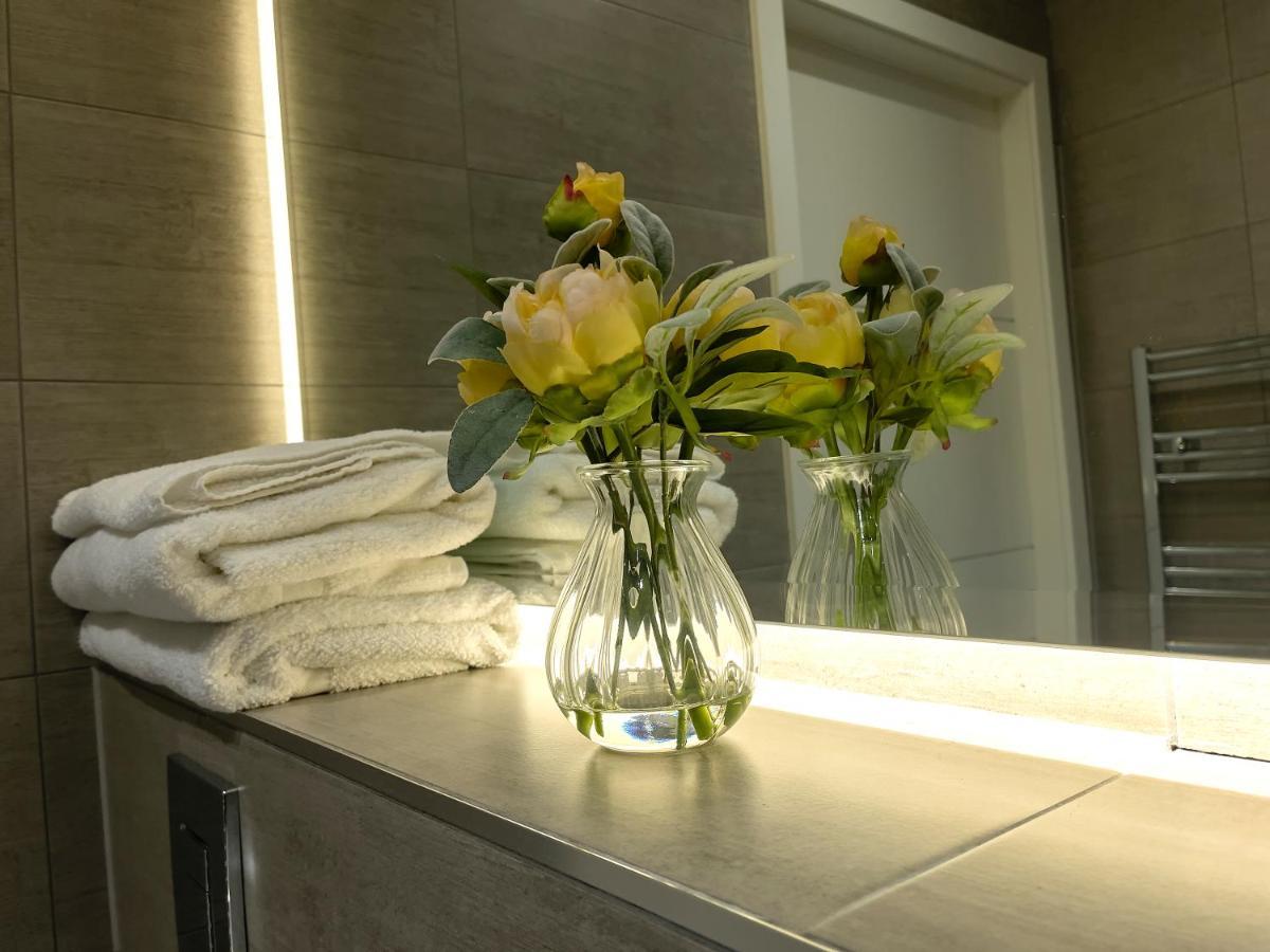 Lovely 2 Double Bedroom Flat With Free Parking - At The Atrium Mk * Milton Keynes