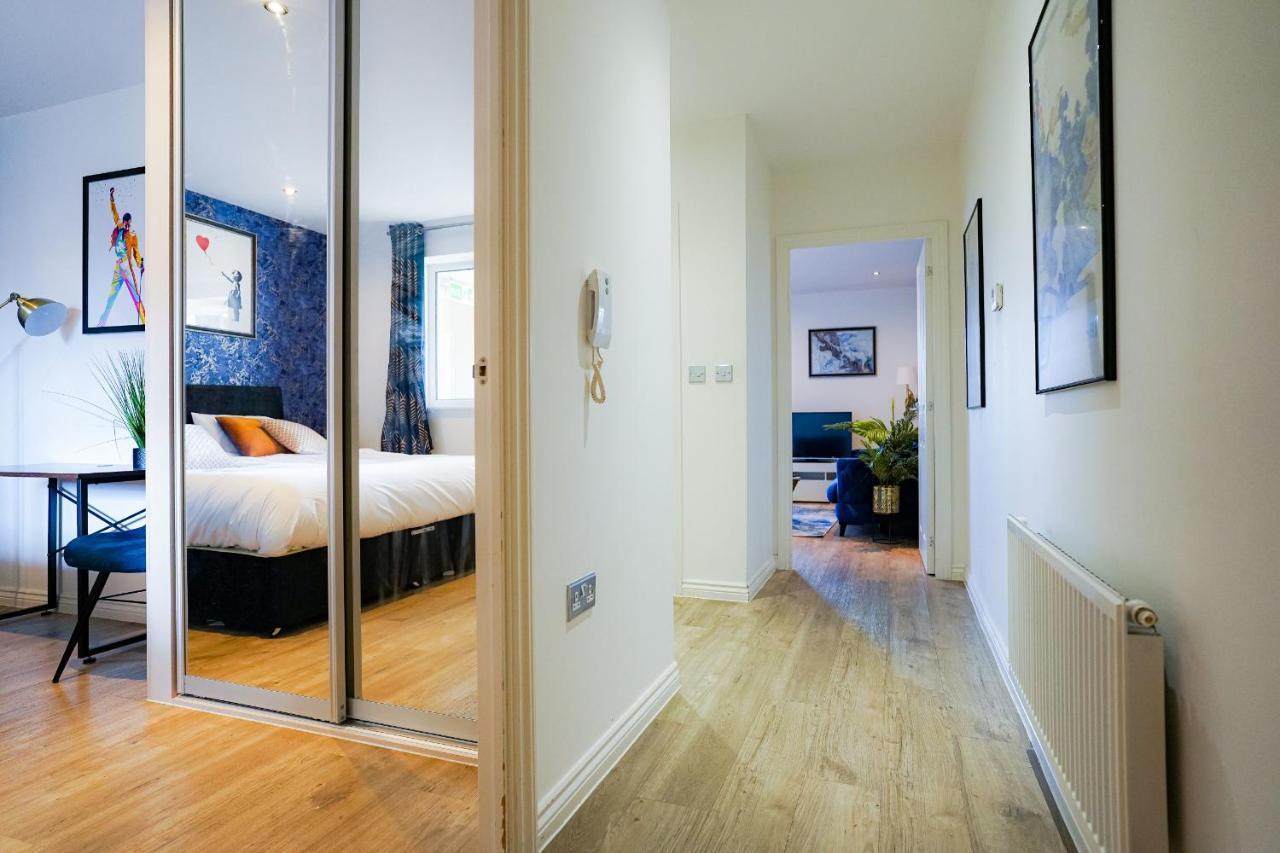 Apartment Spacious Luxury In Milton Keynes, Sleeps 4, With Free Underground Parking, And Free Wi-fi Milton Keynes