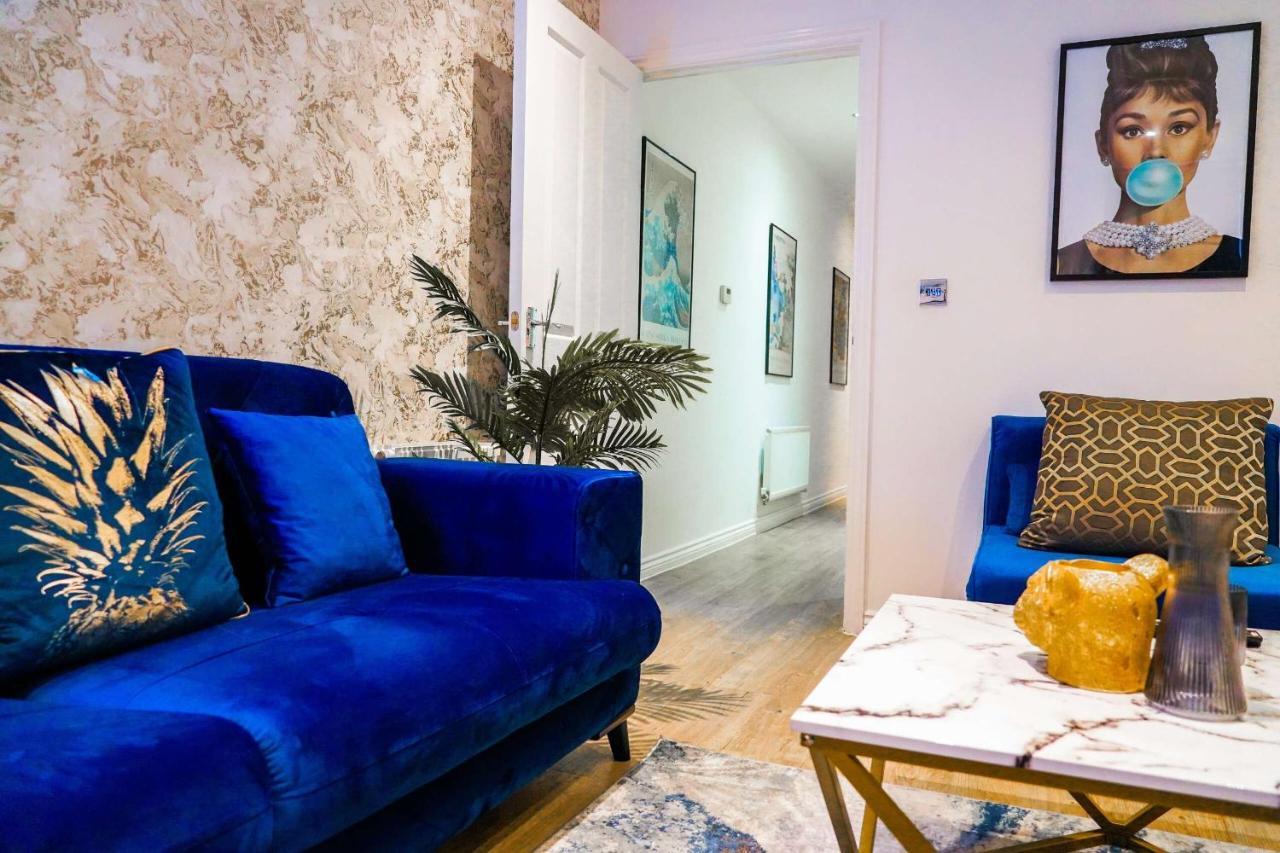 Apartment Spacious Luxury In Milton Keynes, Sleeps 4, With Free Underground Parking, And Free Wi-fi