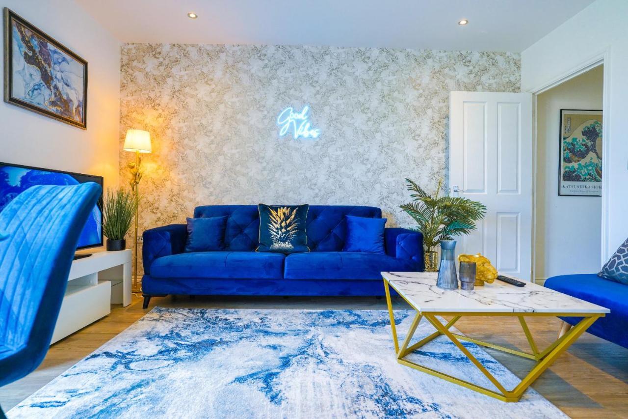 Spacious Luxury In Milton Keynes, Sleeps 4, With Free Underground Parking, And Free Wi-fi Apartment *