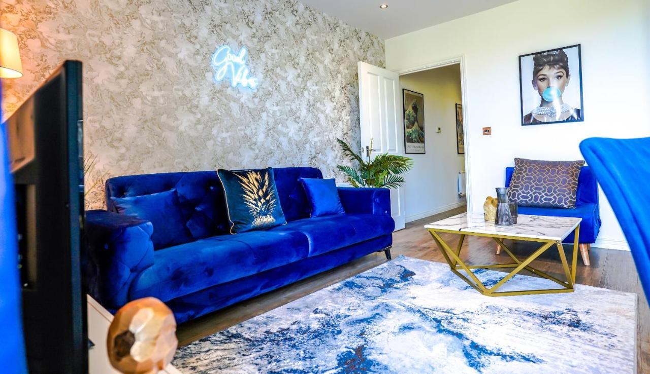 Spacious Luxury In Milton Keynes, Sleeps 4, With Free Underground Parking, And Free Wi-fi *