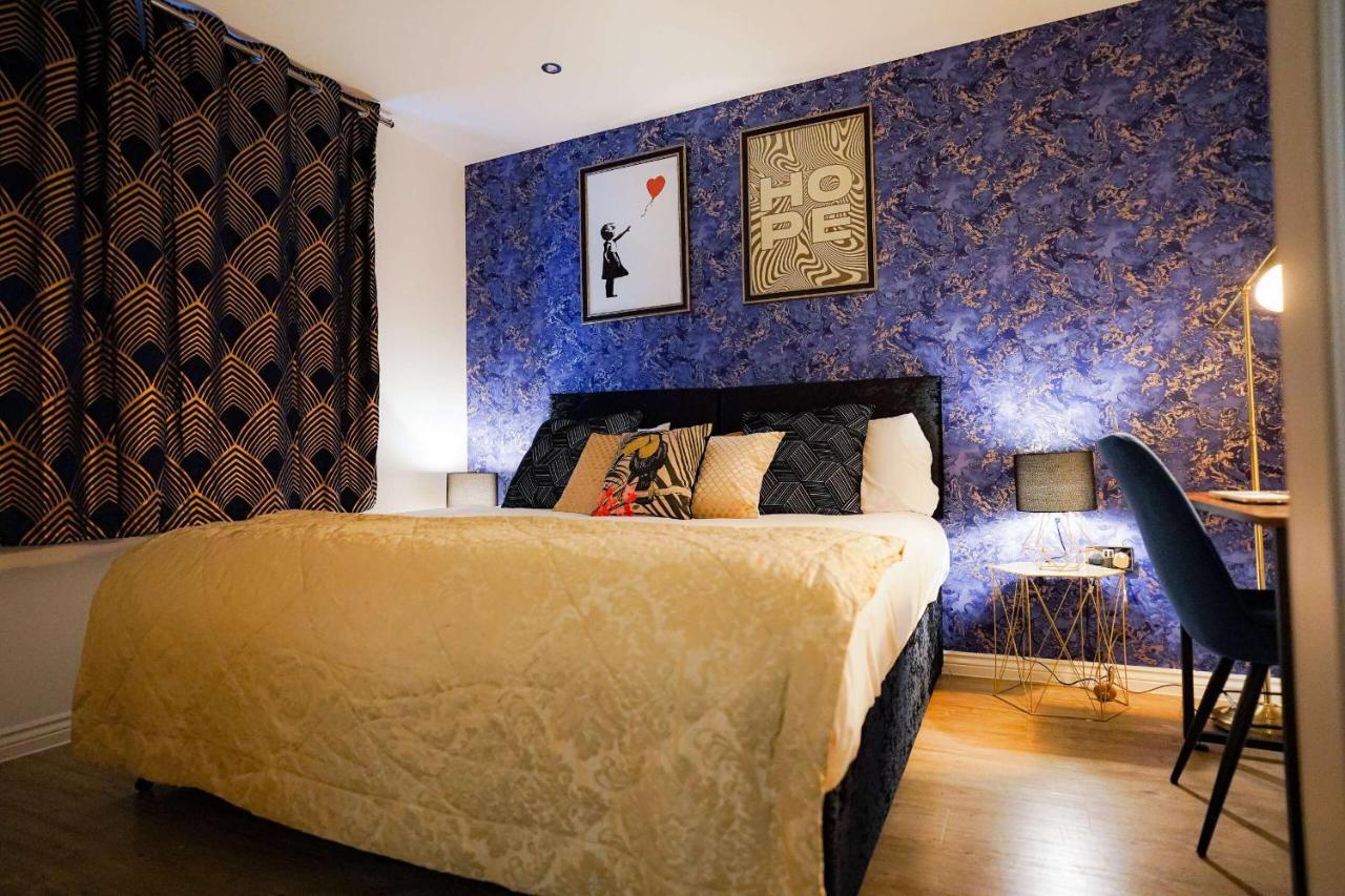 Apartment Spacious Luxury In Milton Keynes, Sleeps 4, With Free Underground Parking, And Free Wi-fi *