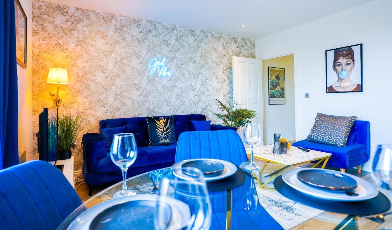 Apartment Spacious Luxury In Milton Keynes, Sleeps 4, With Free Underground Parking, And Free Wi-fi Milton Keynes
