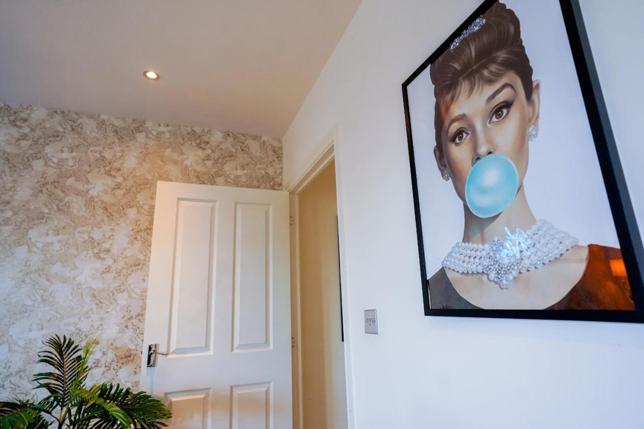 Spacious Luxury In Milton Keynes, Sleeps 4, With Free Underground Parking, And Free Wi-fi * Milton Keynes