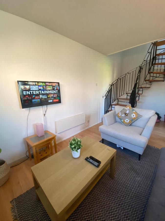 Cosy 1 Bedroom House In With Free Wifi And Parking By Hp *