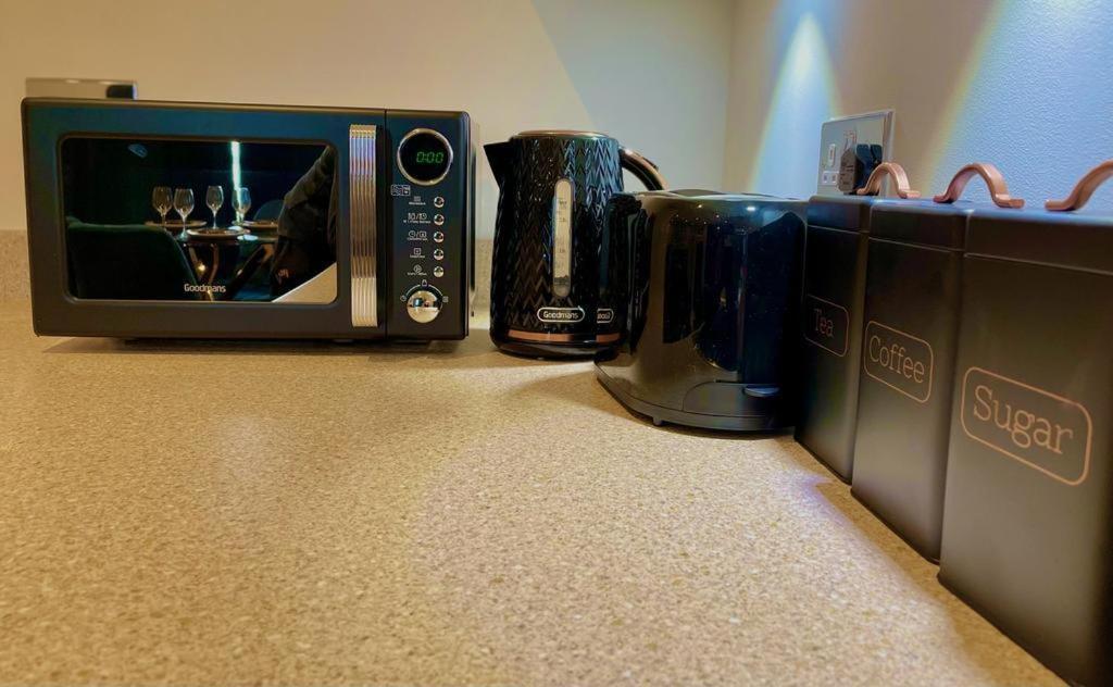 Spacious Luxury In Milton Keynes, Sleeps 4, With Free Underground Parking, And Free Wi-fi