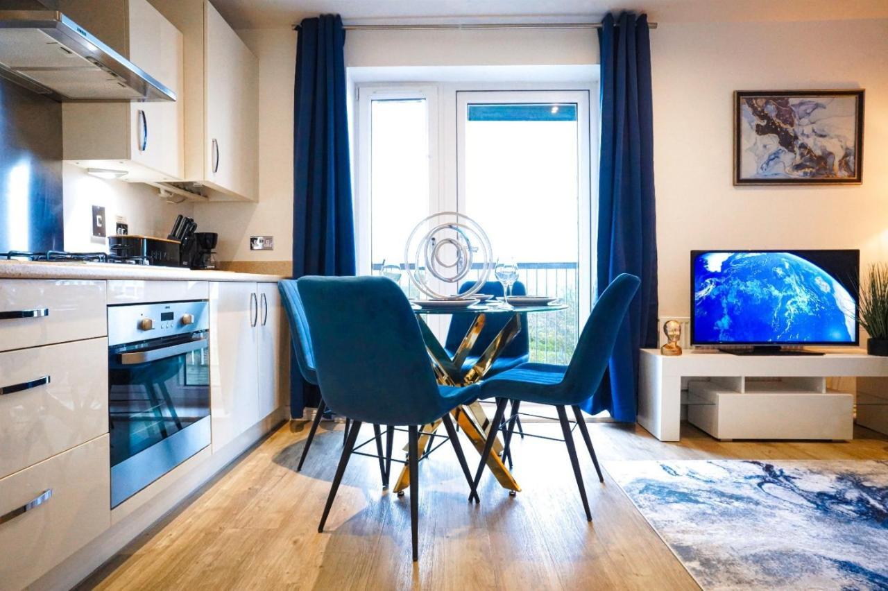 Apartment Spacious Luxury In Milton Keynes, Sleeps 4, With Free Underground Parking, And Free Wi-fi Milton Keynes