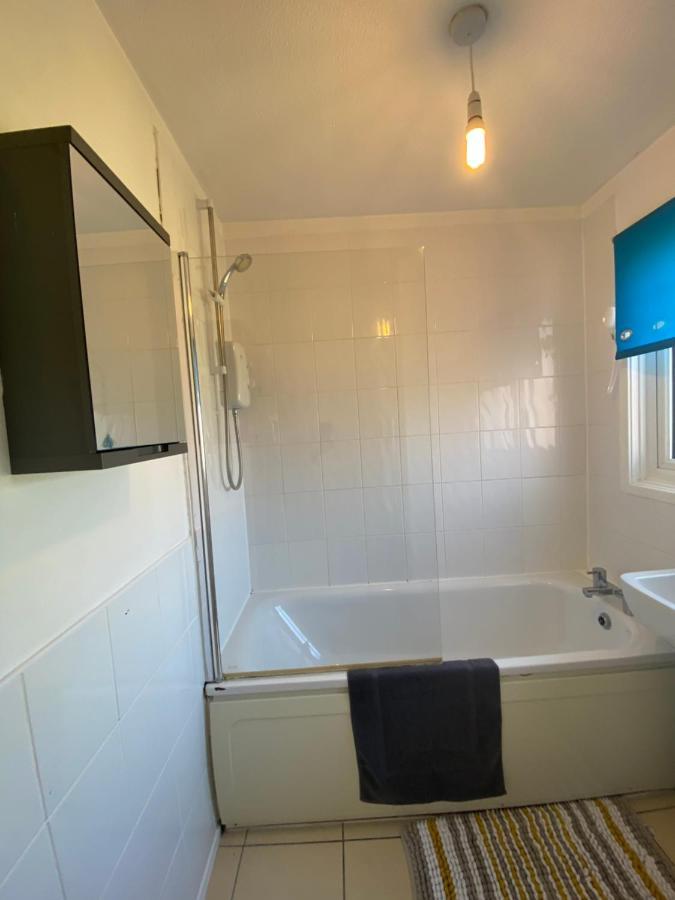 Cosy 1 Bedroom House In With Free Wifi And Parking By Hp Milton Keynes