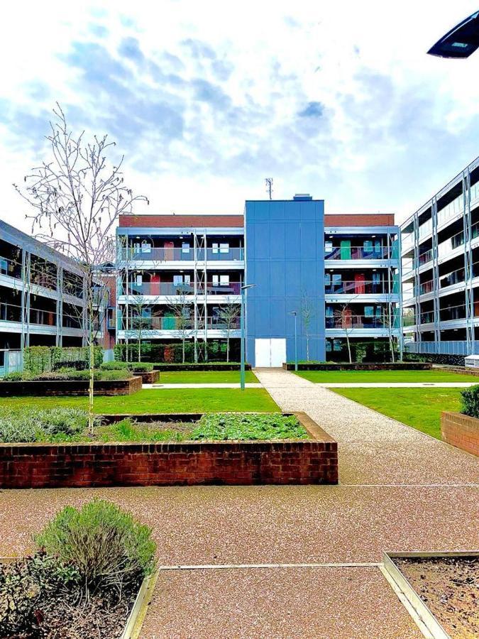 Spacious Luxury In Milton Keynes, Sleeps 4, With Free Underground Parking, And Free Wi-fi *