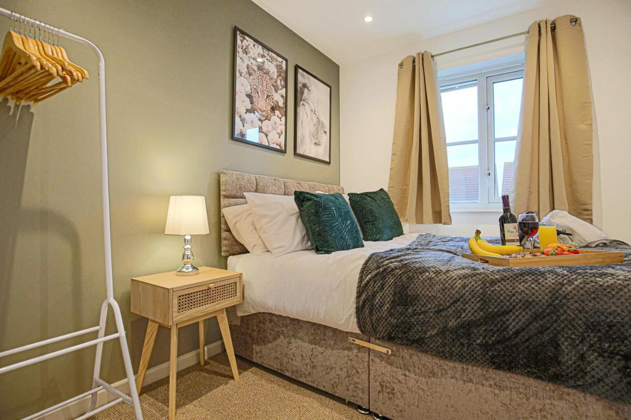 Host & - Chicksands Avenue