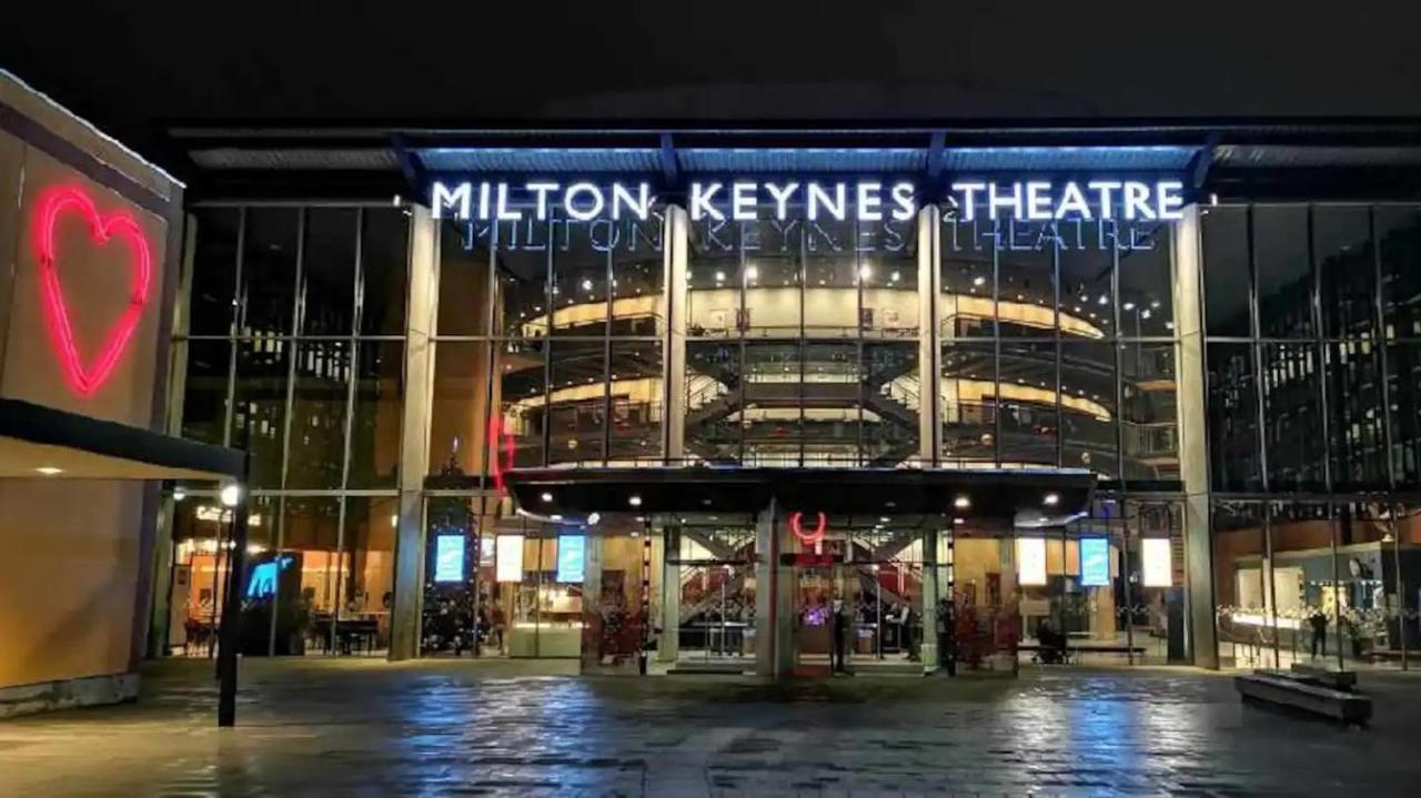 Apartment Spacious Luxury In Milton Keynes, Sleeps 4, With Free Underground Parking, And Free Wi-fi