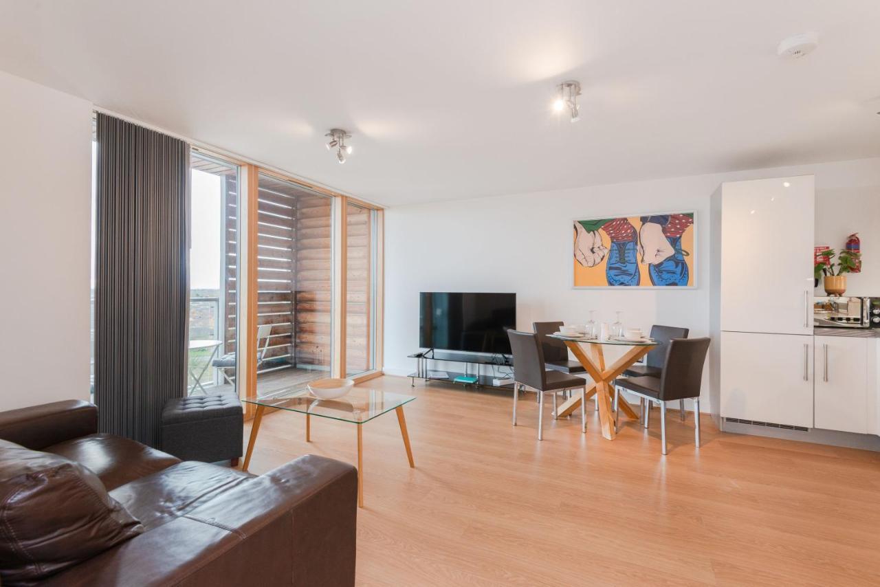 Apartment The Vizion Serviced From Pincott - Free Parking, Private Balcony, And Wifi