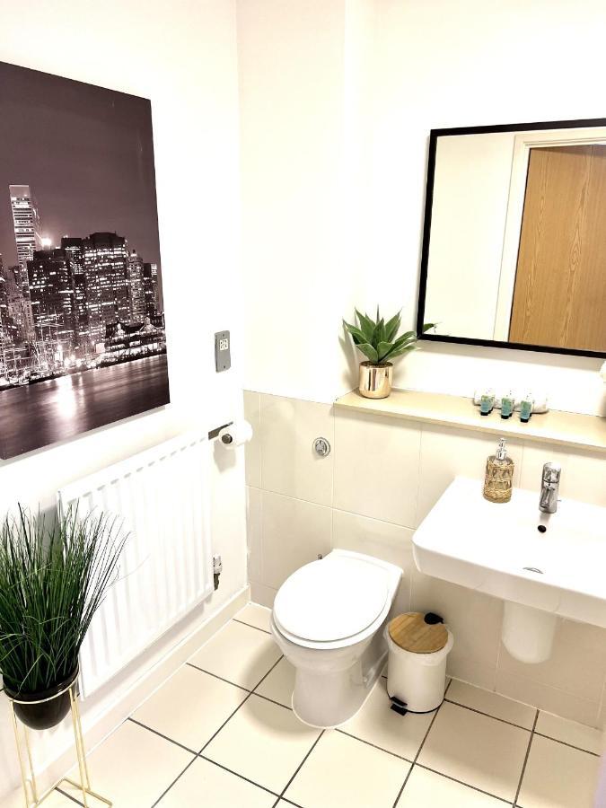 Superior Hub: City With Parking & Entertainment Apartment Milton Keynes