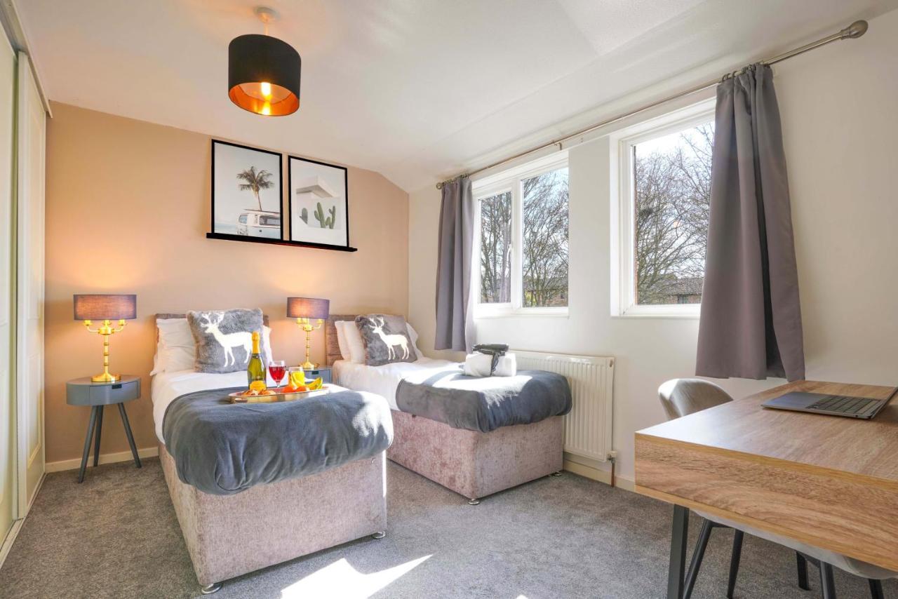 Mk House: Smart With Parking & Entertainment Holiday home *