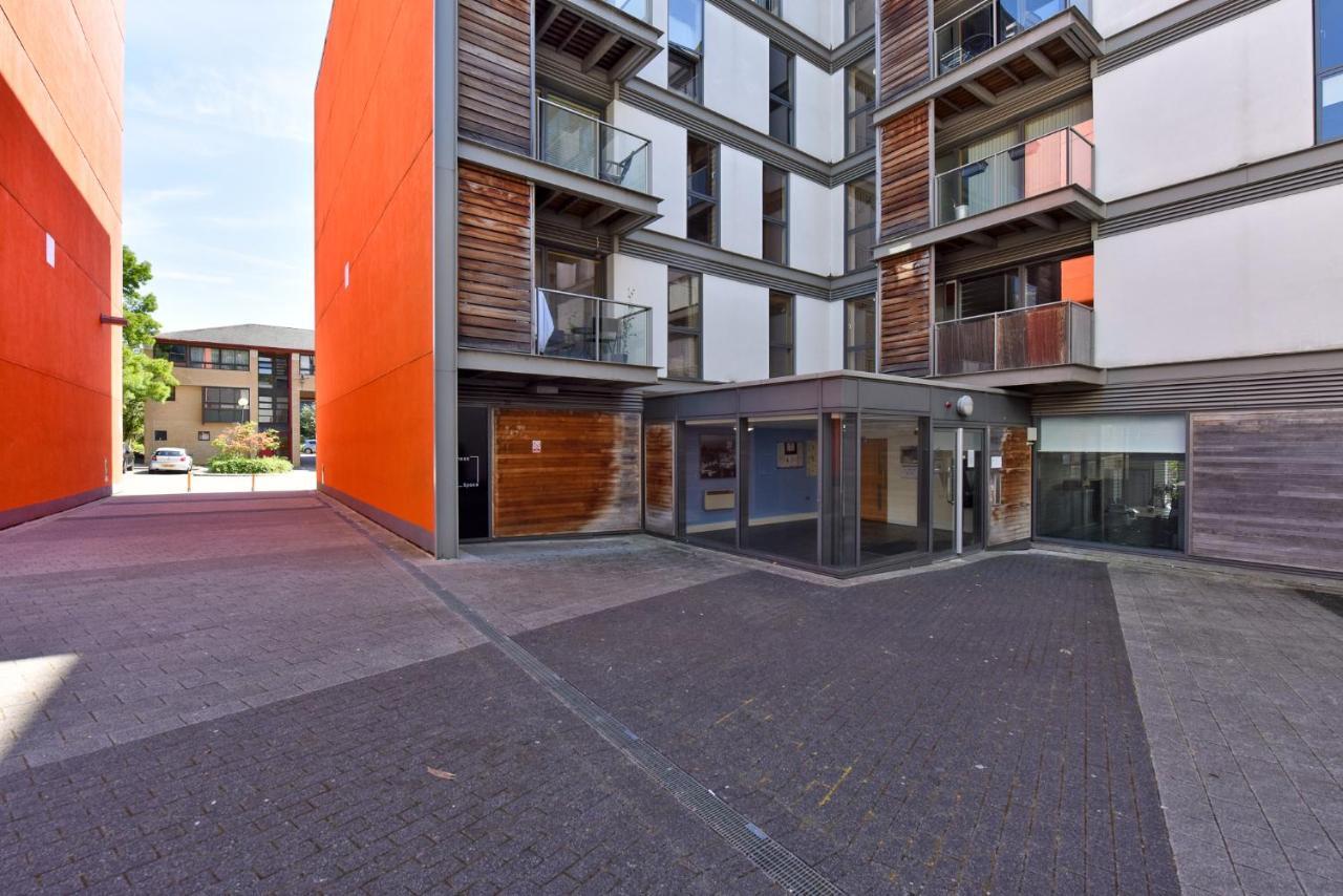 Apartment The Vizion Serviced From Pincott - Free Parking, Private Balcony, And Wifi Milton Keynes