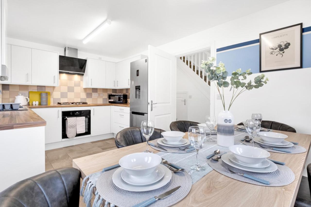 Contractors Retreat 3 Bed House, Sleeps Up To 7, Free Parking Holiday home *