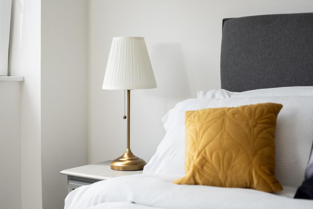 Central: Deluxe 2-bed Near Station