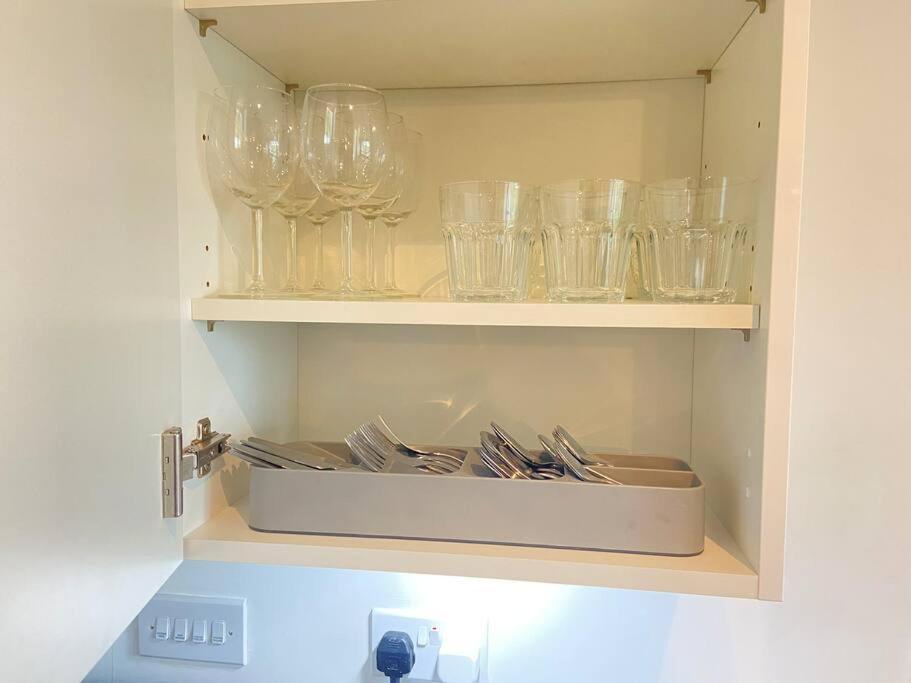 Luxurious And Spacious 2 Bedroom Flat Apartment *