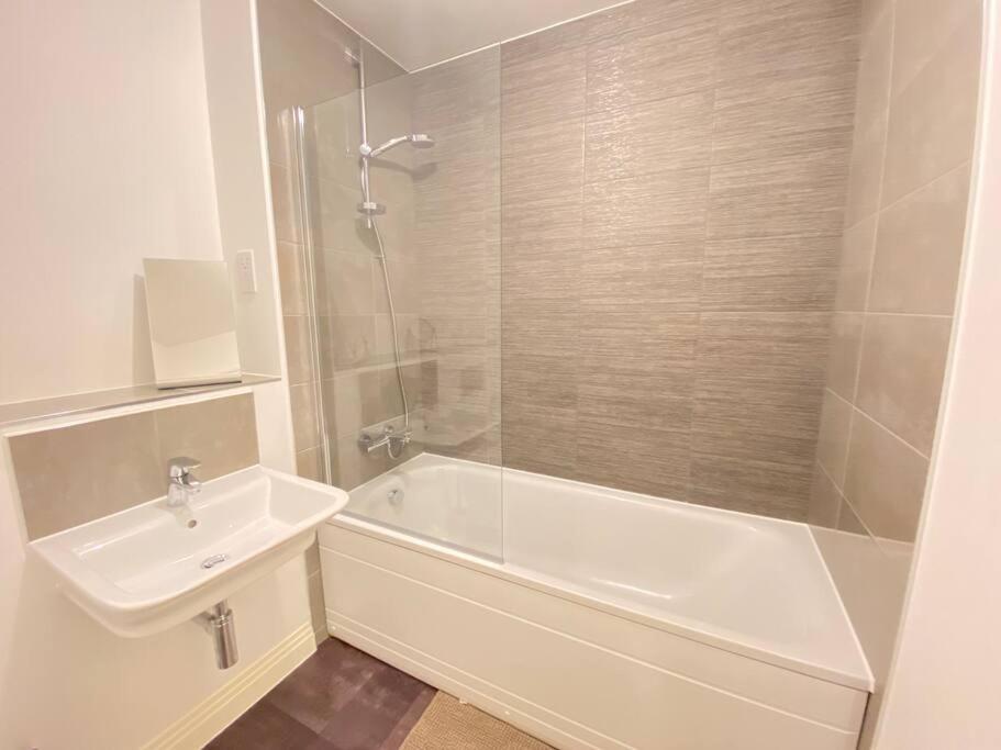 Luxurious And Spacious 2 Bedroom Flat * Milton Keynes
