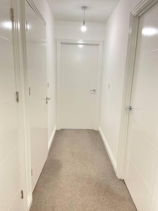 Luxurious And Spacious 2 Bedroom Flat *