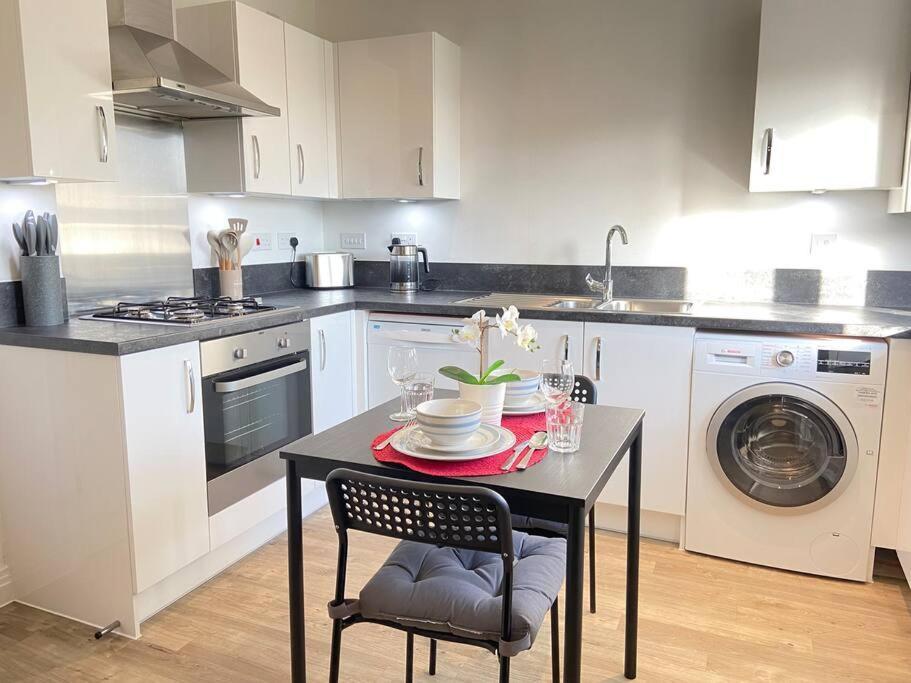Luxurious And Spacious 2 Bedroom Flat * Milton Keynes