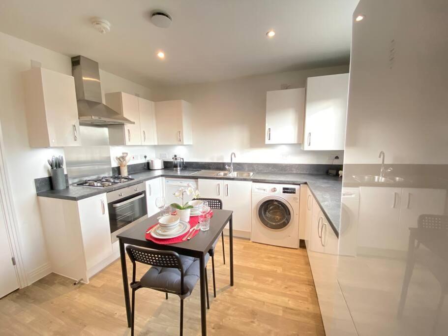 Apartment Luxurious And Spacious 2 Bedroom Flat Milton Keynes