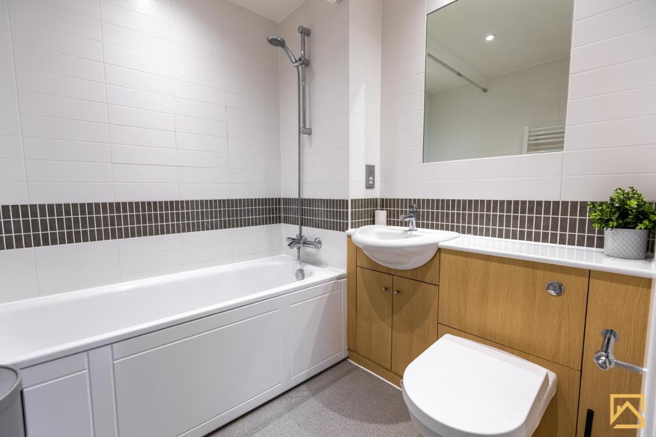 Amazing View 2 Bed, Free Parking By Valore Services Apartment Milton Keynes