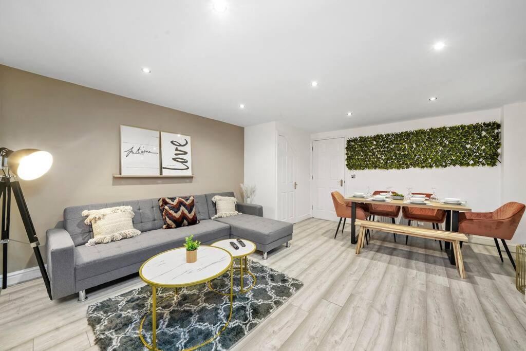 Luxury House With Pool Table, Sky Tv, Netflix, Fast Wifi, Garden & Free Parking By Yoko Holiday home *