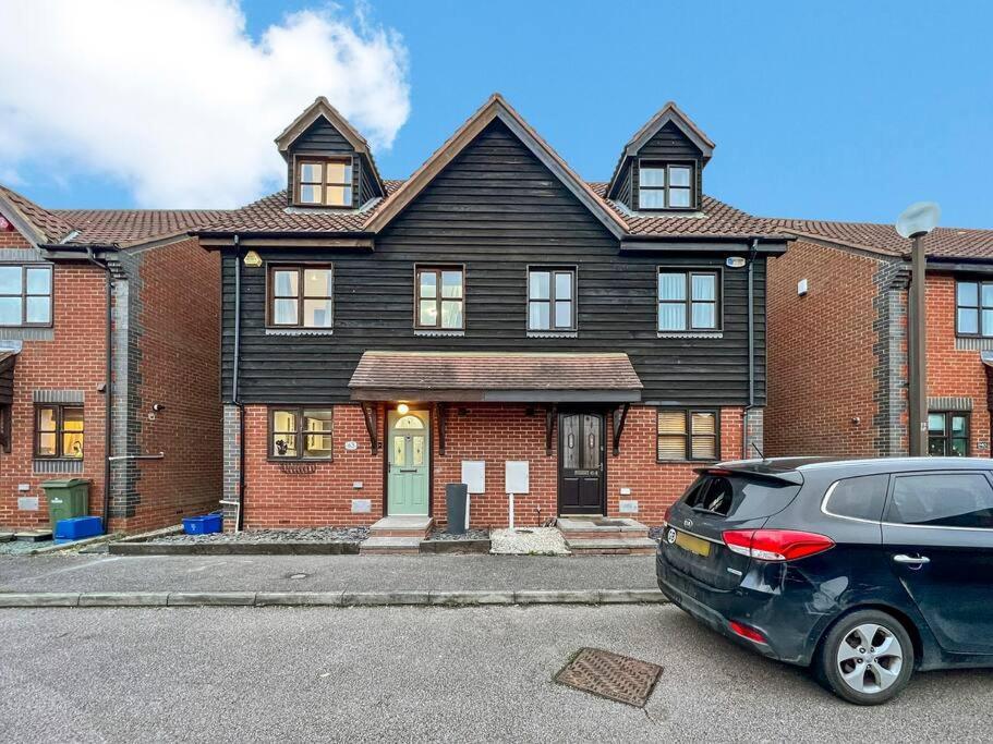 Luxury House With Pool Table, Sky Tv, Netflix, Fast Wifi, Garden & Free Parking By Yoko Holiday home Milton Keynes