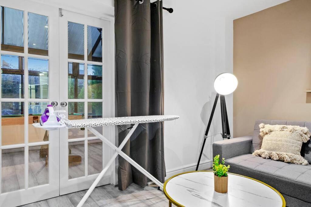 Luxury House With Pool Table, Sky Tv, Netflix, Fast Wifi, Garden & Free Parking By Yoko Holiday home