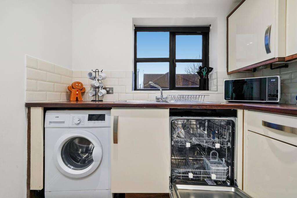 Luxury House With Pool Table, Sky Tv, Netflix, Fast Wifi, Garden & Free Parking By Yoko Holiday home *