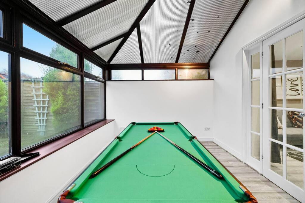 Holiday home Luxury House With Pool Table, Sky Tv, Netflix, Fast Wifi, Garden & Free Parking By Yoko