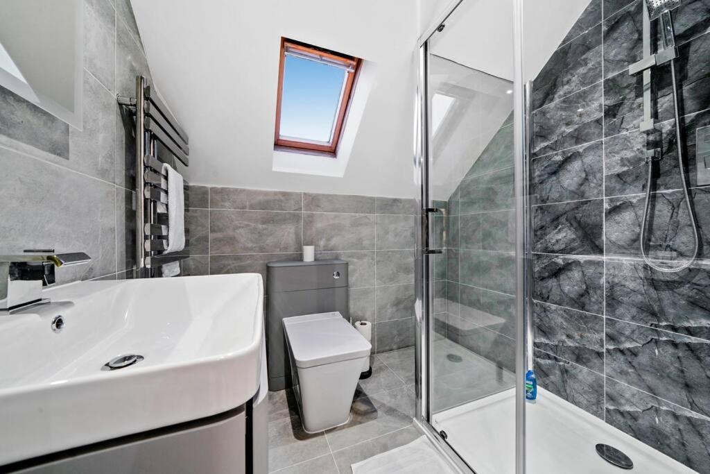 Luxury House With Pool Table, Sky Tv, Netflix, Fast Wifi, Garden & Free Parking By Yoko Holiday home *