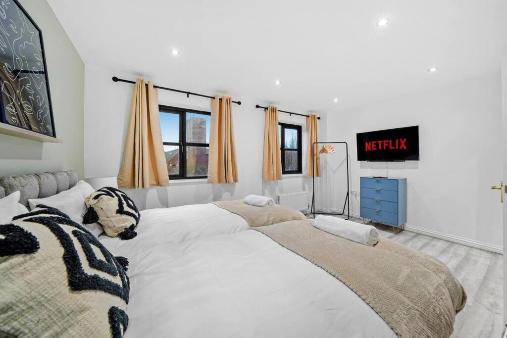 Luxury House With Pool Table, Sky Tv, Netflix, Fast Wifi, Garden & Free Parking By Yoko Holiday home