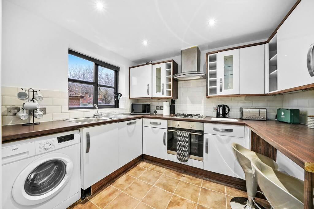 Luxury House With Pool Table, Sky Tv, Netflix, Fast Wifi, Garden & Free Parking By Yoko *