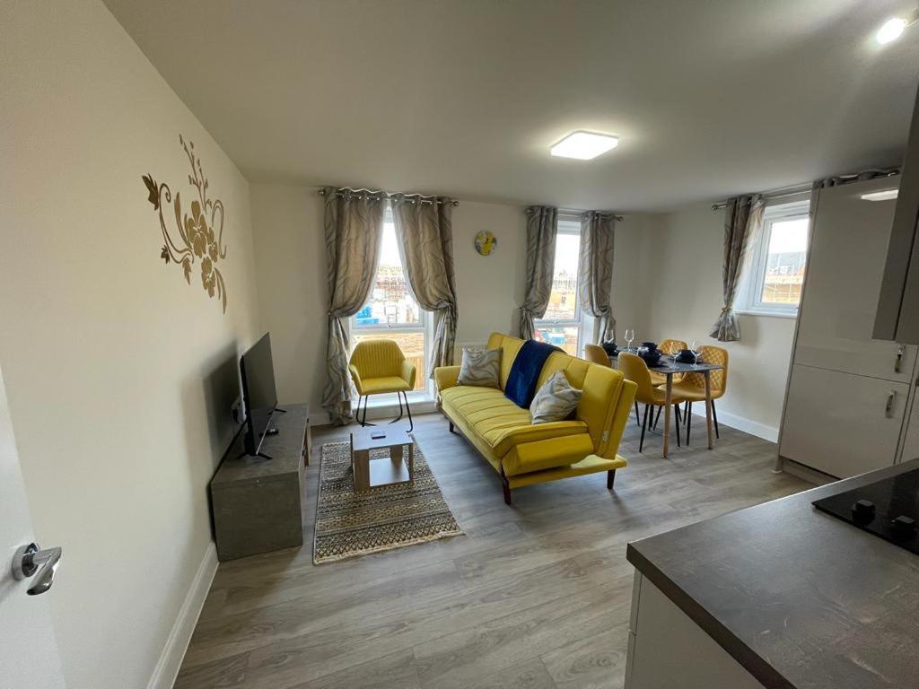 Spacious In Brooklands * Milton Keynes