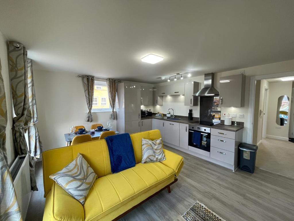 Spacious In Brooklands Apartment *
