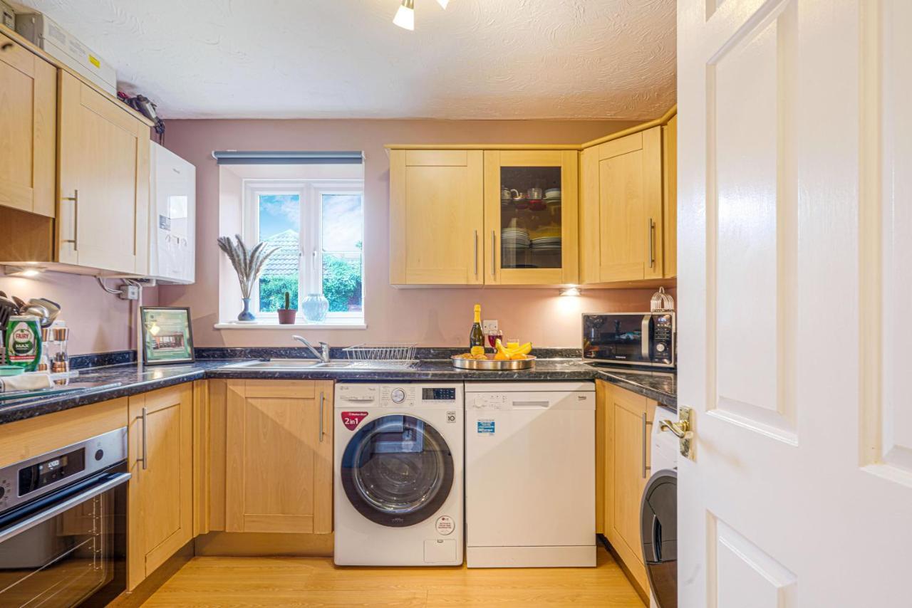 Yoko's Charming Retreat: 4br With Garden & Smart Tvs